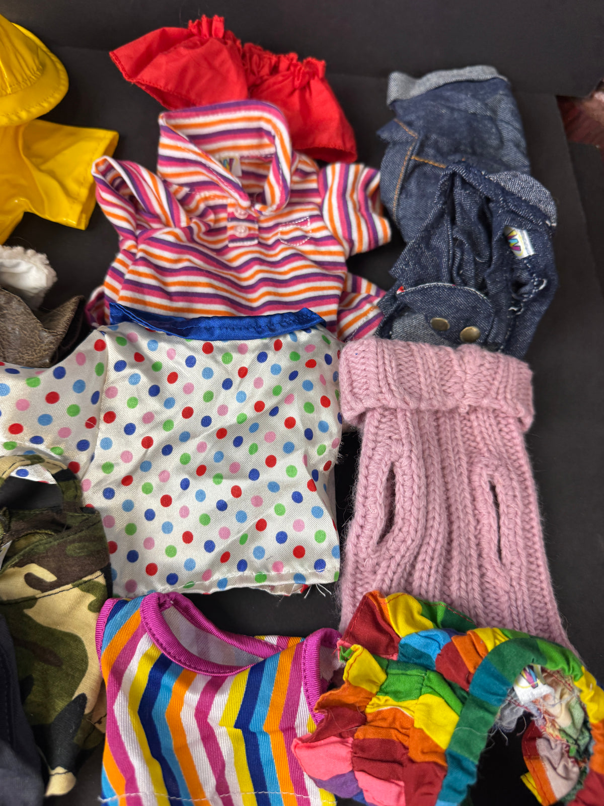 579 - large lot of Webkinz, clothes and accessories, coats, pants, raincoat, hats, tank tops, sunglasses, etc.