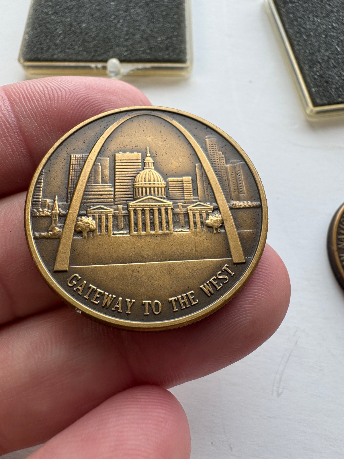 522 - 2 - vintage Jefferson national expansion Memorial official coin #450