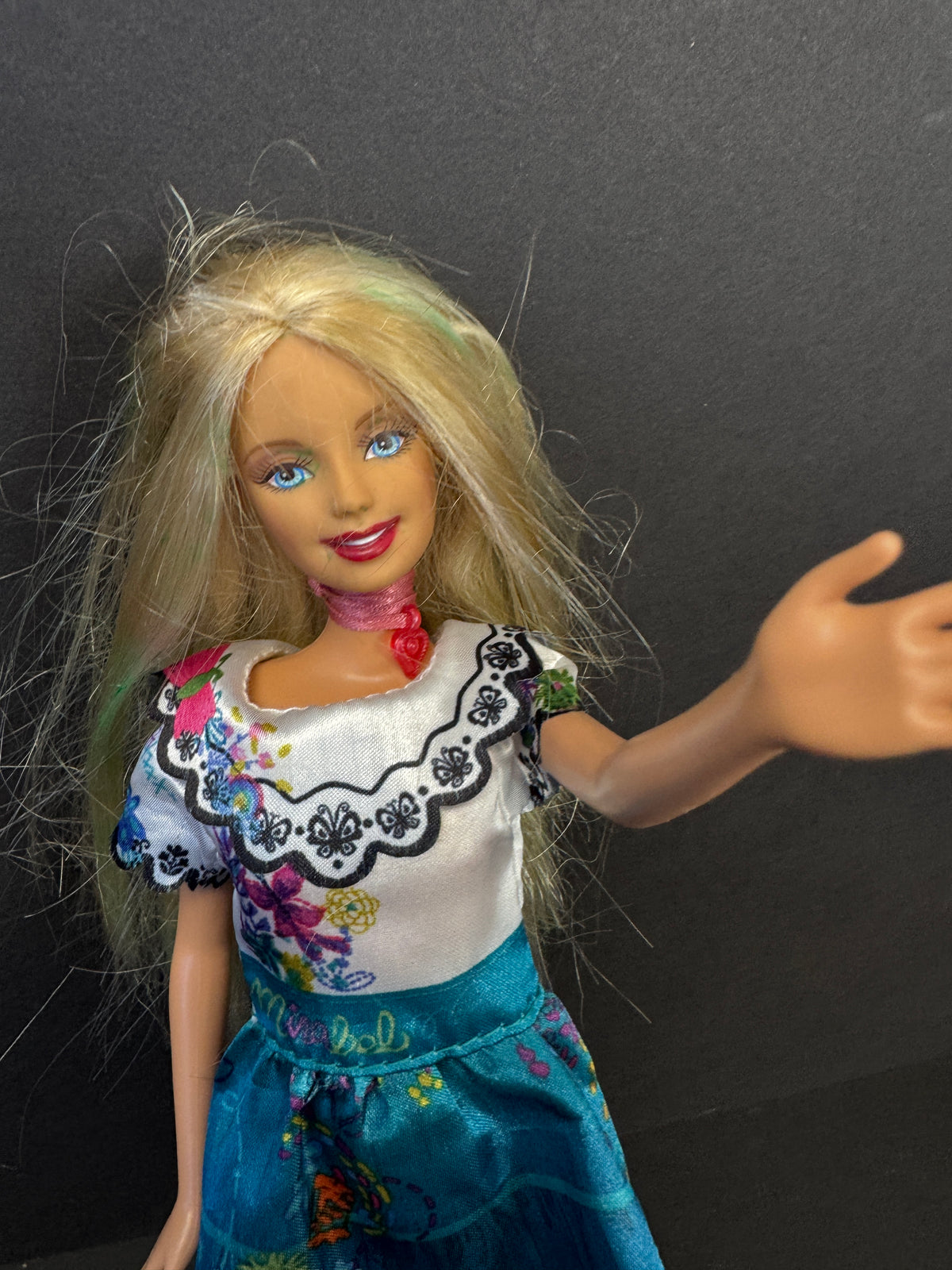 605 - Barbie with a dress, looks like Disney dress