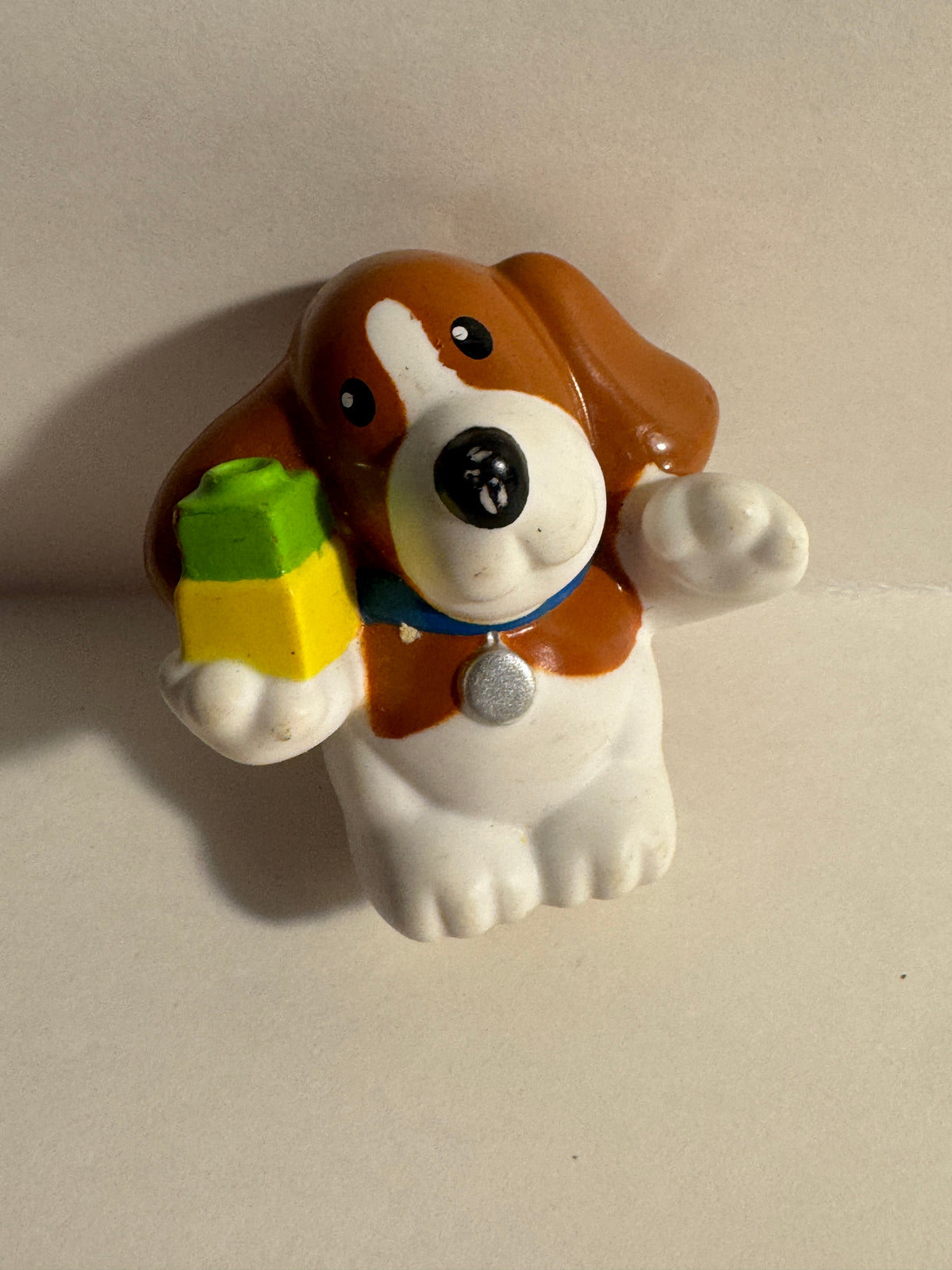 495 - Mattel Little People Brown Dog Holding Presents 2009