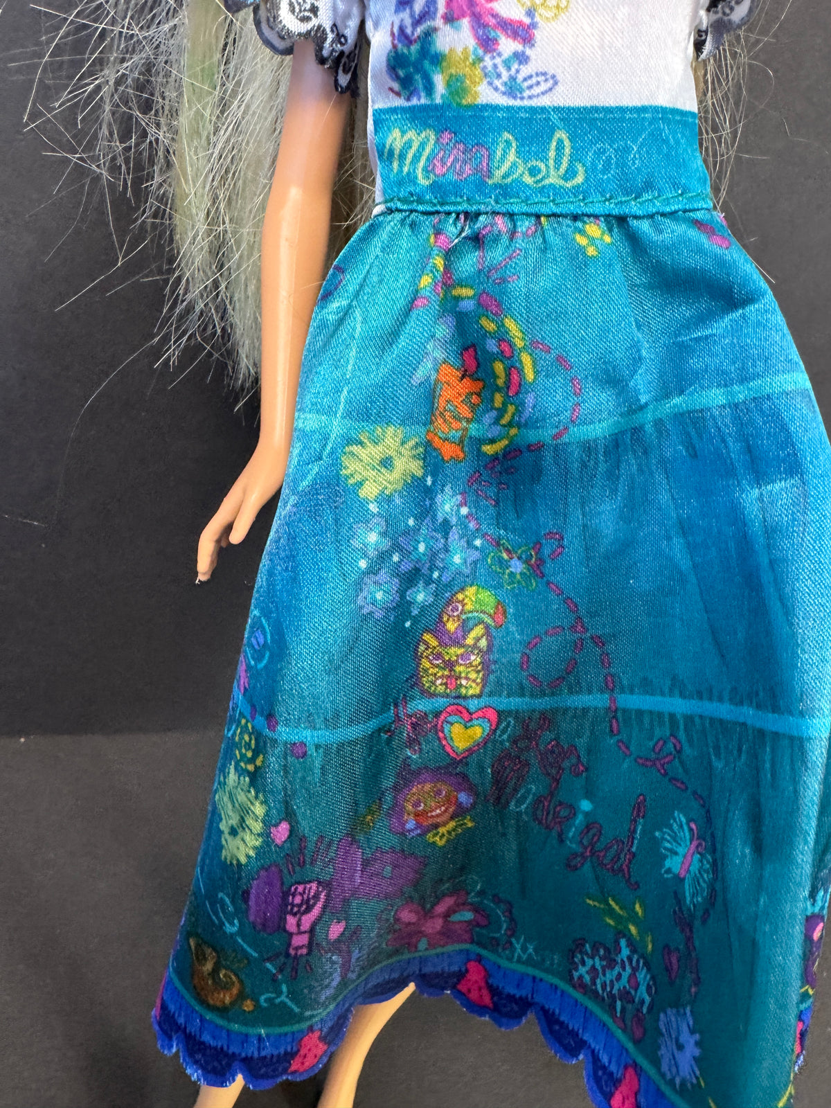 605 - Barbie with a dress, looks like Disney dress