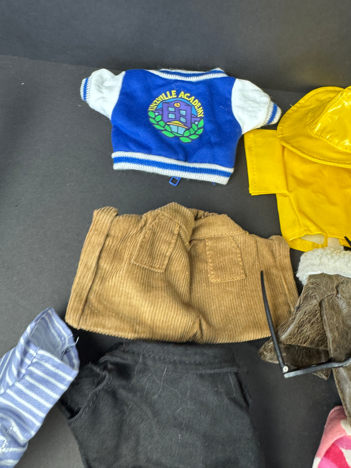 579 - large lot of Webkinz, clothes and accessories, coats, pants, raincoat, hats, tank tops, sunglasses, etc.