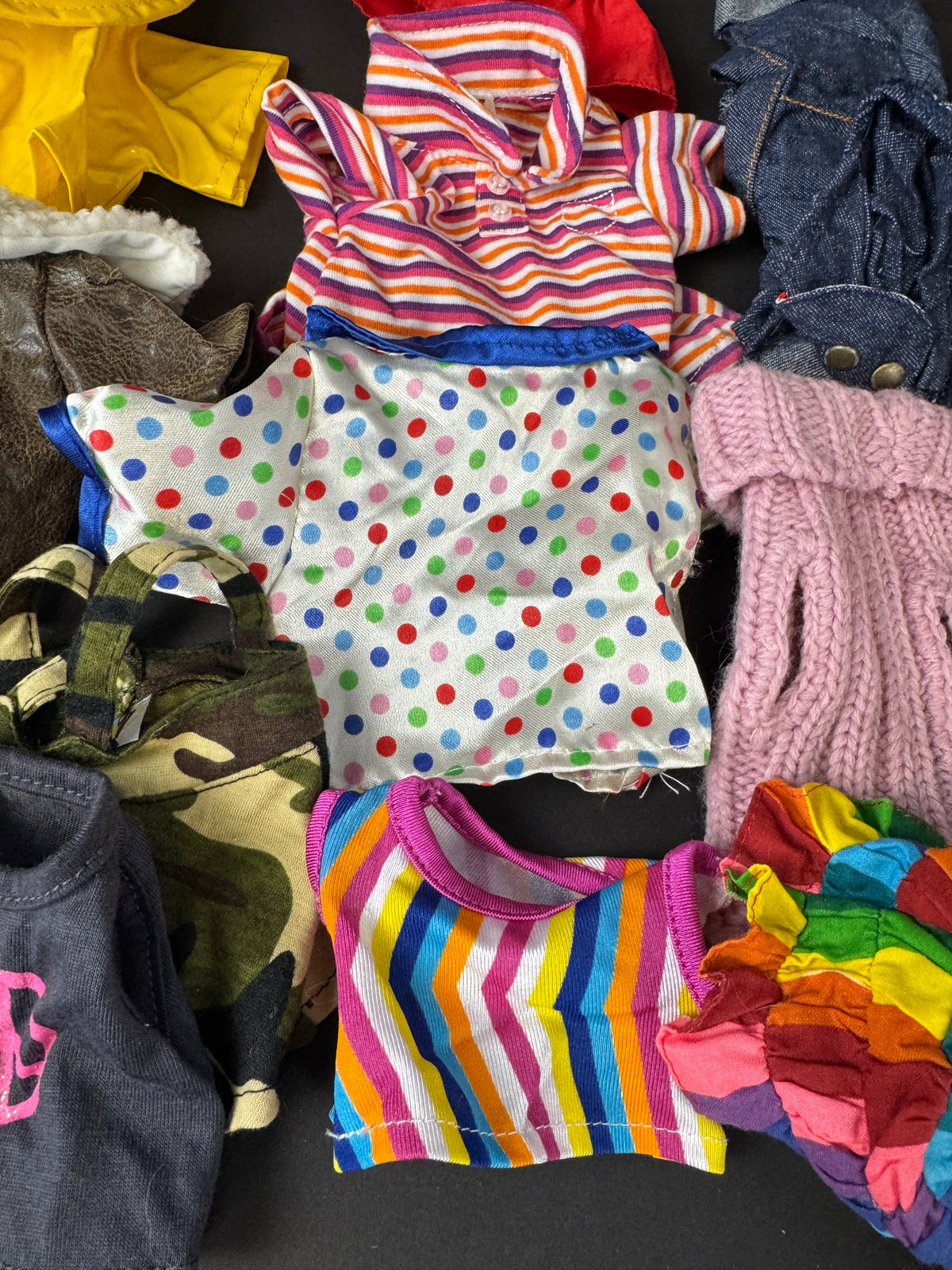 579 - large lot of Webkinz, clothes and accessories, coats, pants, raincoat, hats, tank tops, sunglasses, etc.