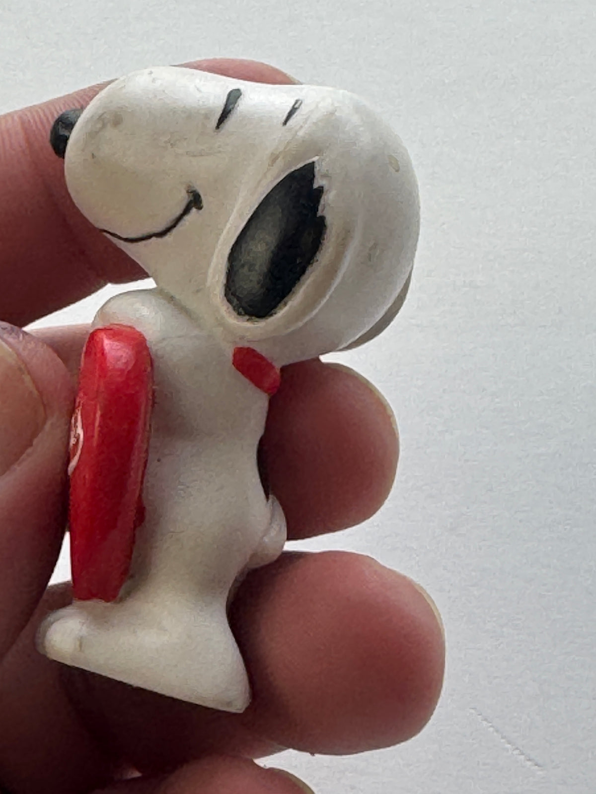 521 - Vintage Peanuts SNOOPY Valentine Heart Whitman's PVC Figure