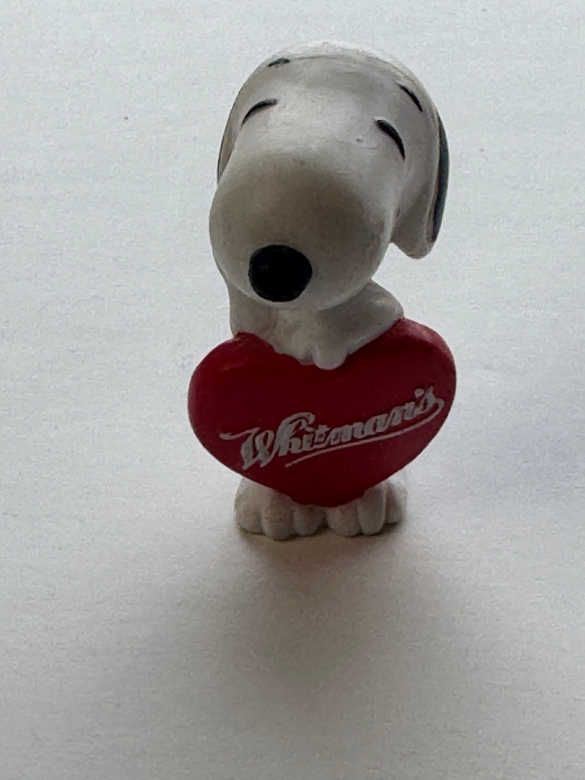 521 - Vintage Peanuts SNOOPY Valentine Heart Whitman's PVC Figure