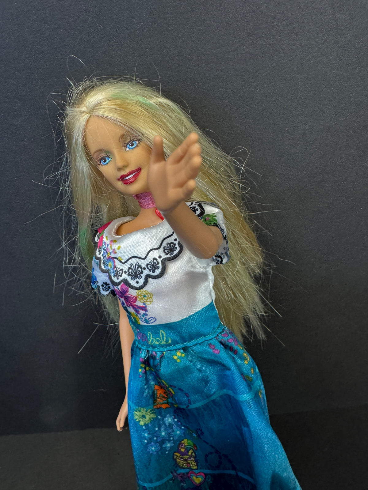 605 - Barbie with a dress, looks like Disney dress