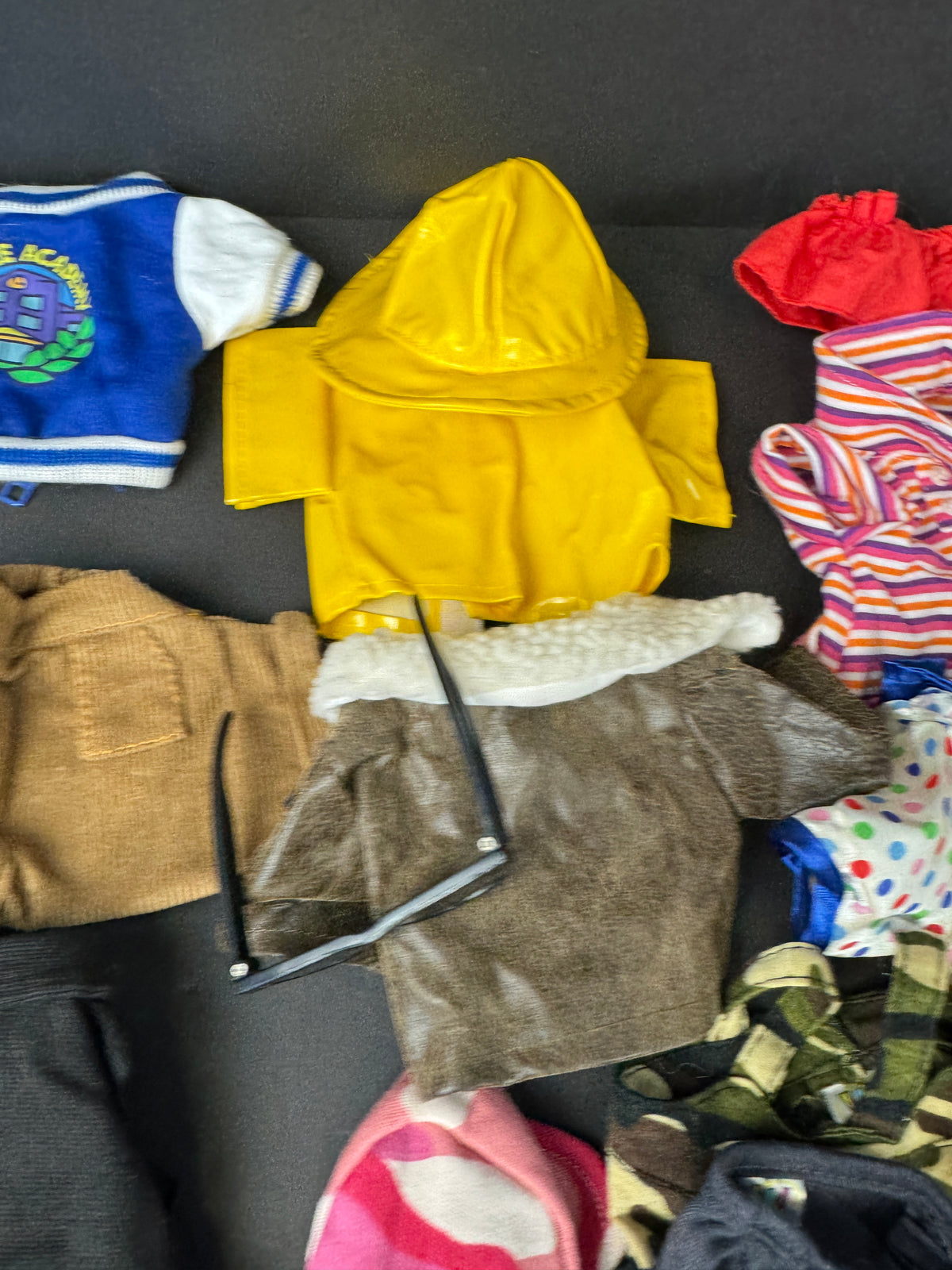 579 - large lot of Webkinz, clothes and accessories, coats, pants, raincoat, hats, tank tops, sunglasses, etc.