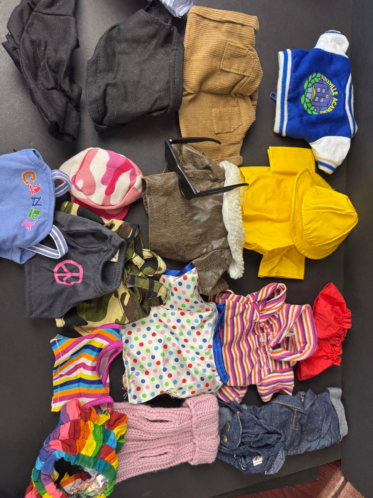579 - large lot of Webkinz, clothes and accessories, coats, pants, raincoat, hats, tank tops, sunglasses, etc.