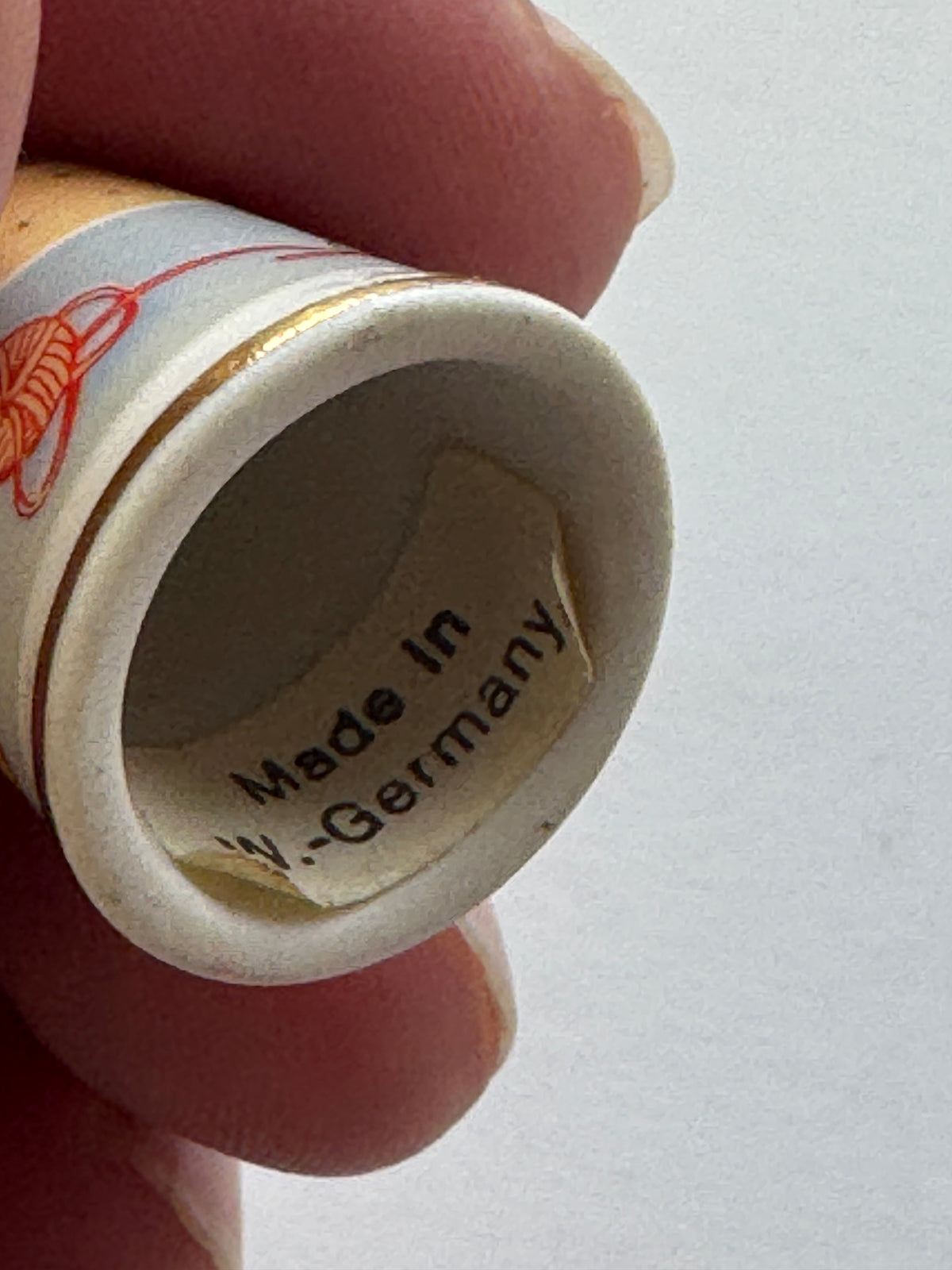 517 - West Germany Vintage - Porcelain THIMBLE -  Cat playing with yarn - Gold Trim
