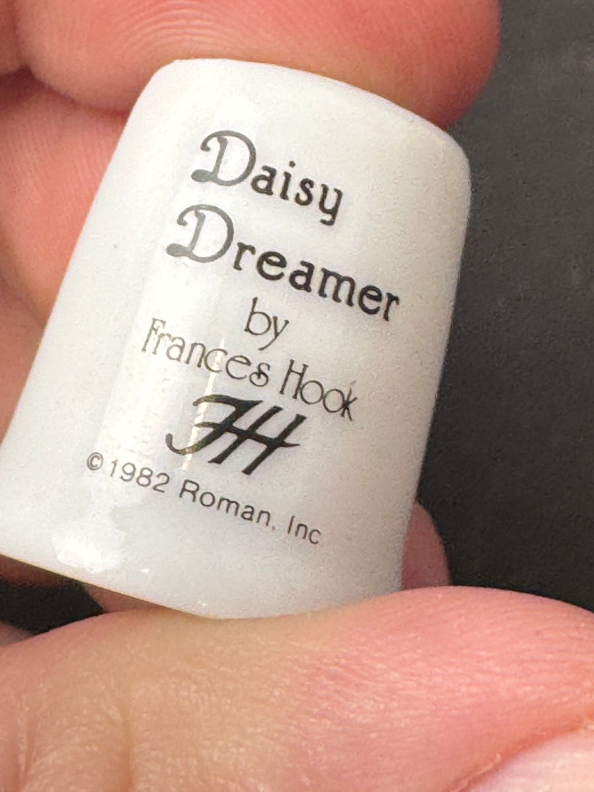 491 - Frances Hook Daisy Dreamer Porcelain Thimble 1982 Roman Inc Child Collectible