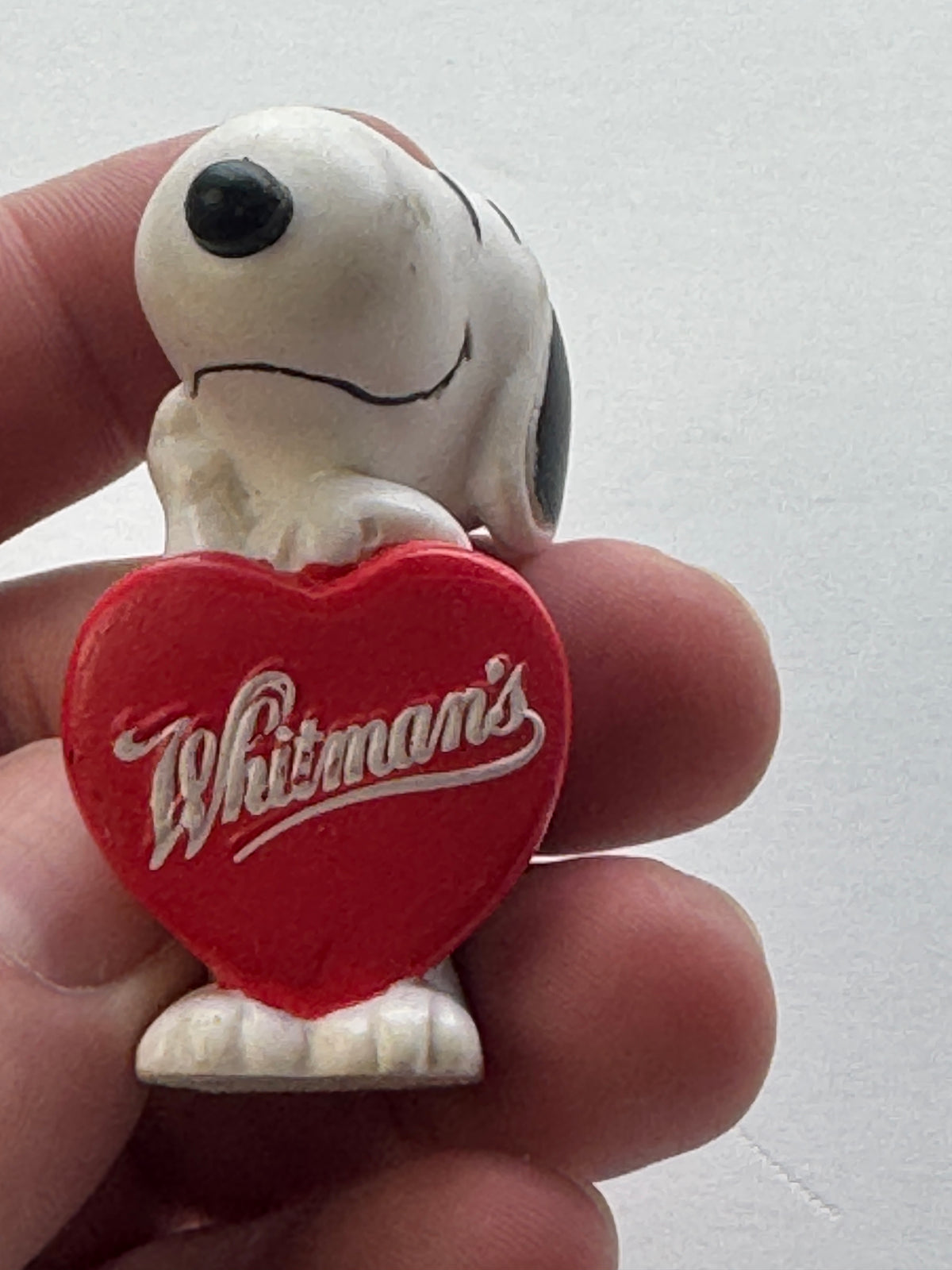 521 - Vintage Peanuts SNOOPY Valentine Heart Whitman's PVC Figure