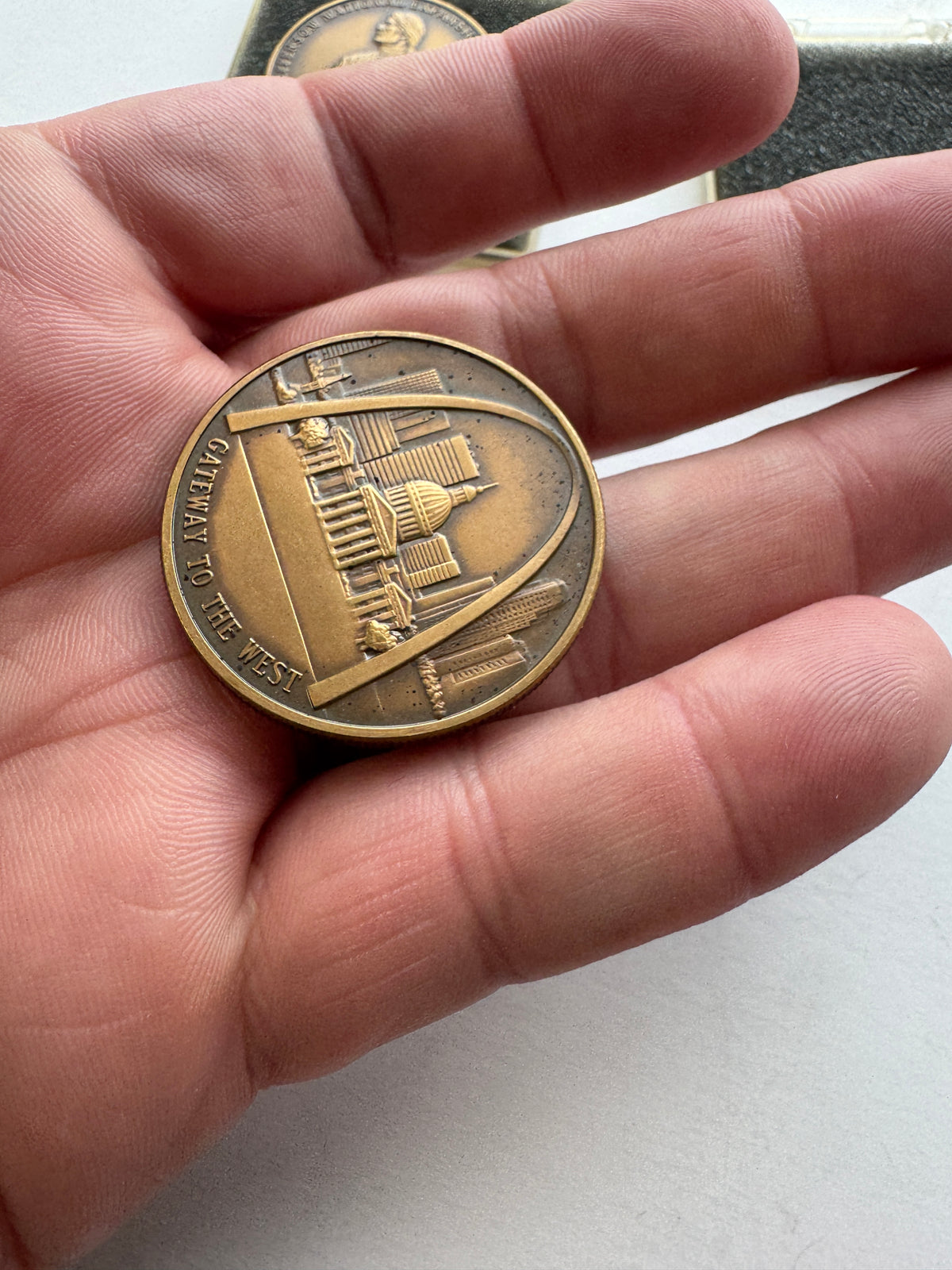 522 - 2 - vintage Jefferson national expansion Memorial official coin #450
