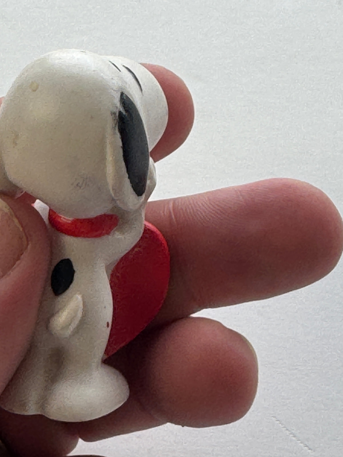521 - Vintage Peanuts SNOOPY Valentine Heart Whitman's PVC Figure