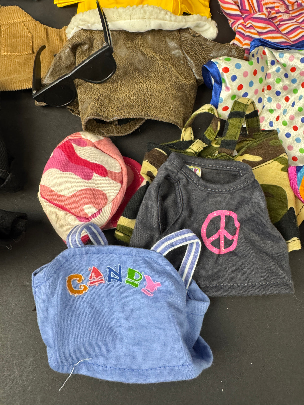 579 - large lot of Webkinz, clothes and accessories, coats, pants, raincoat, hats, tank tops, sunglasses, etc.