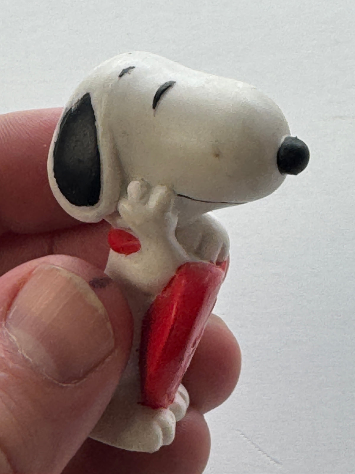 521 - Vintage Peanuts SNOOPY Valentine Heart Whitman's PVC Figure