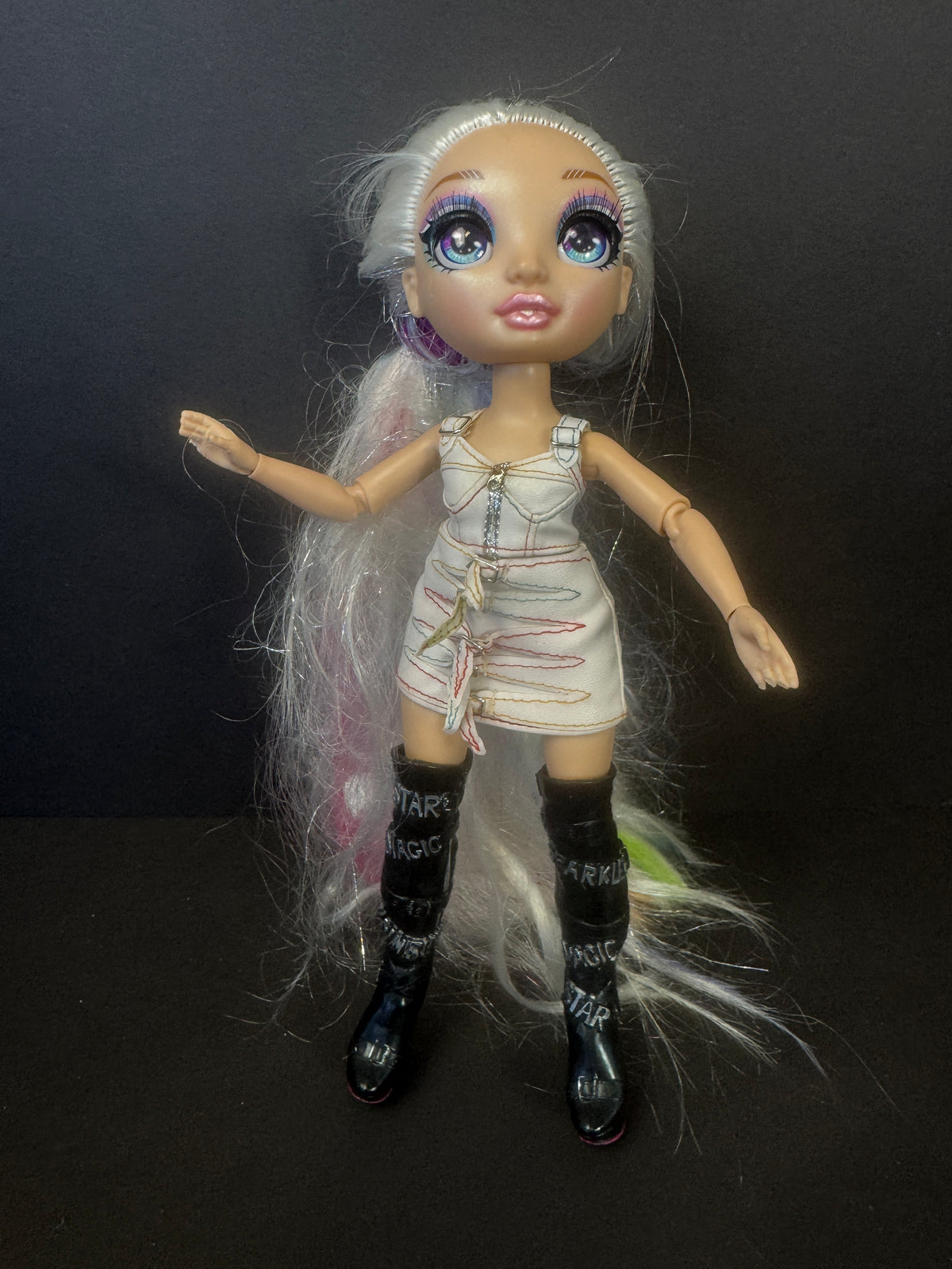 603 - Rainbow High Doll Amaya Raine Articulated Fashion Doll w Clothes