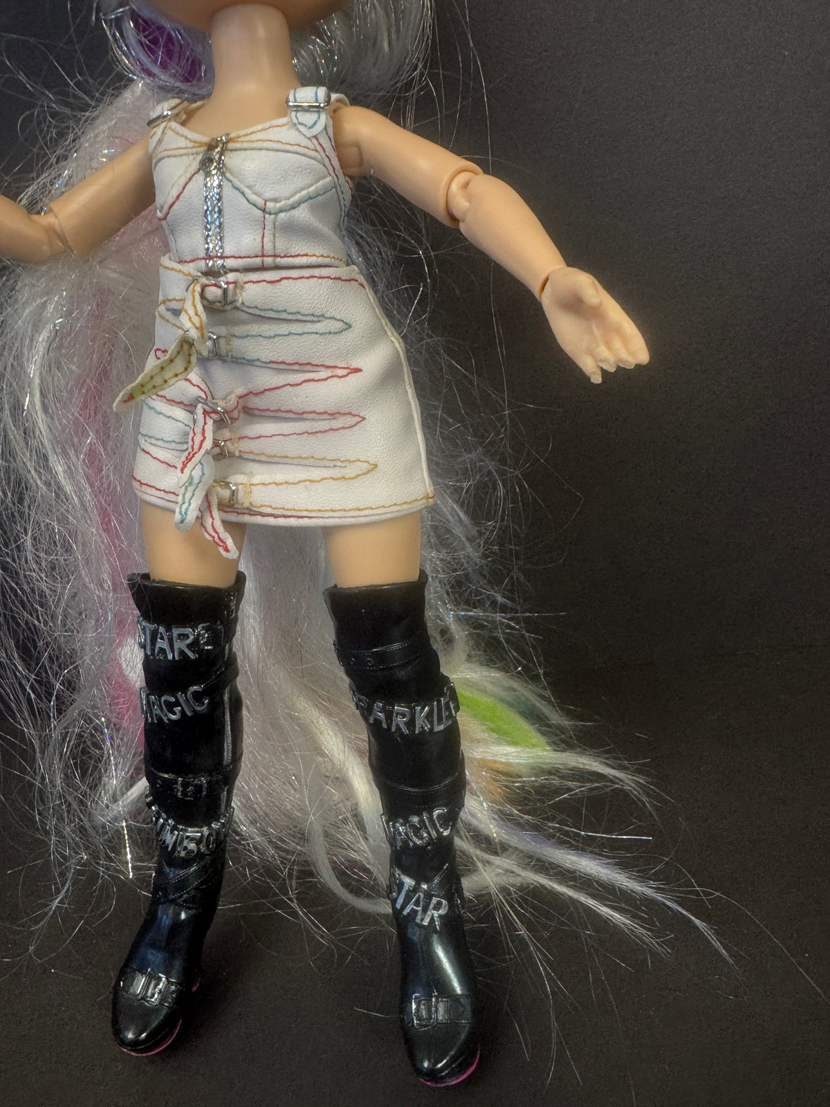 603 - Rainbow High Doll Amaya Raine Articulated Fashion Doll w Clothes