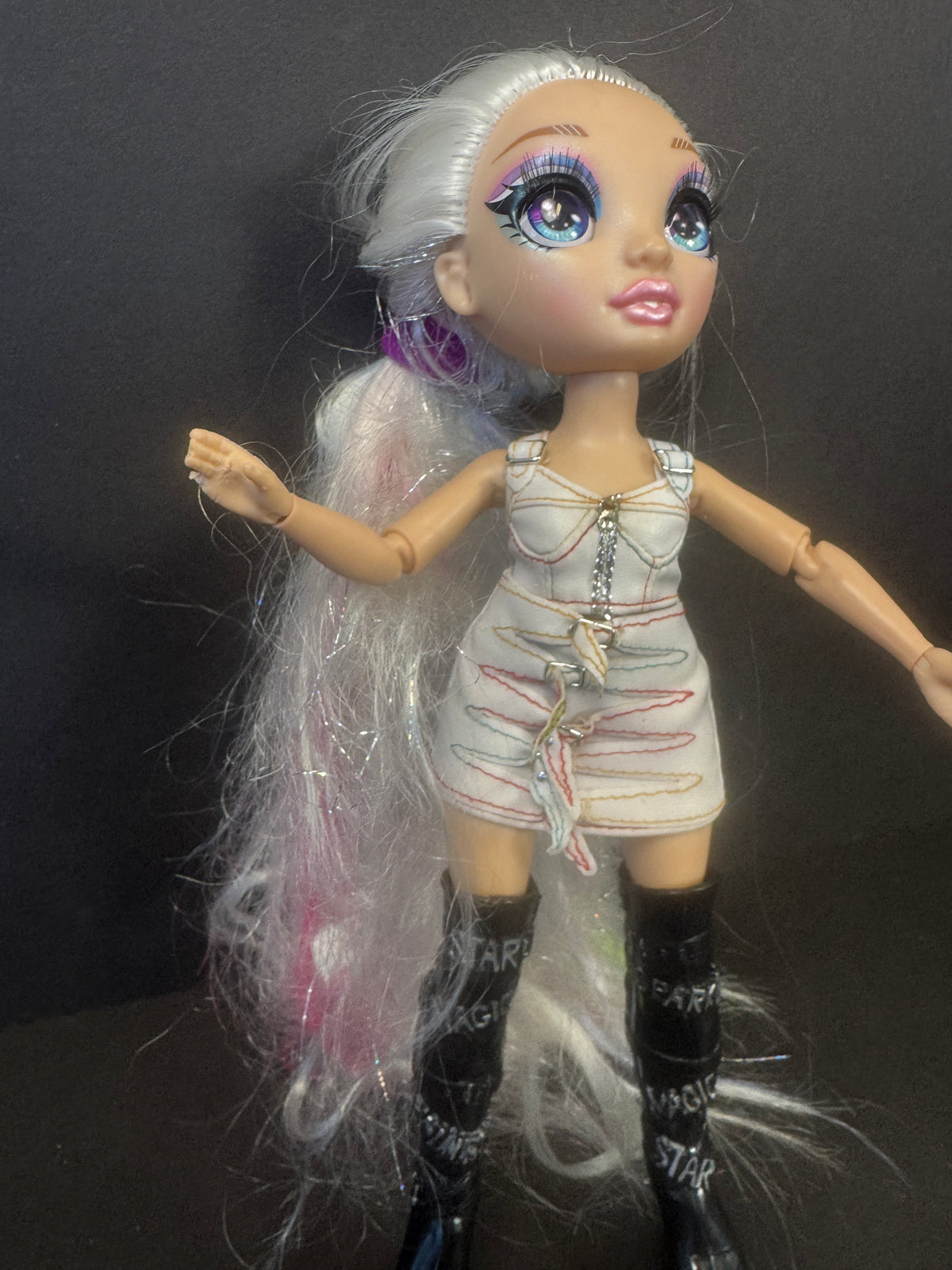 603 - Rainbow High Doll Amaya Raine Articulated Fashion Doll w Clothes